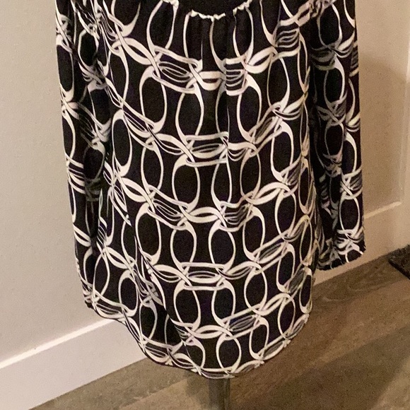 New black & white Michael Kors blouse in large. - Picture 4 of 7